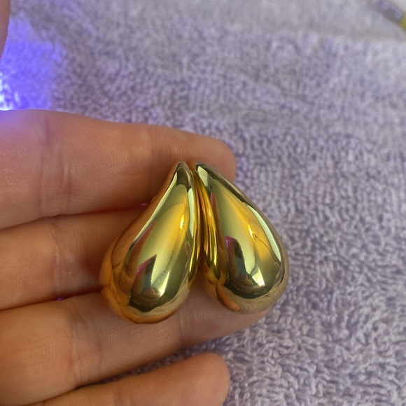 Elegant Gold Tone Teardrop Earrings - Picture 8 of 10